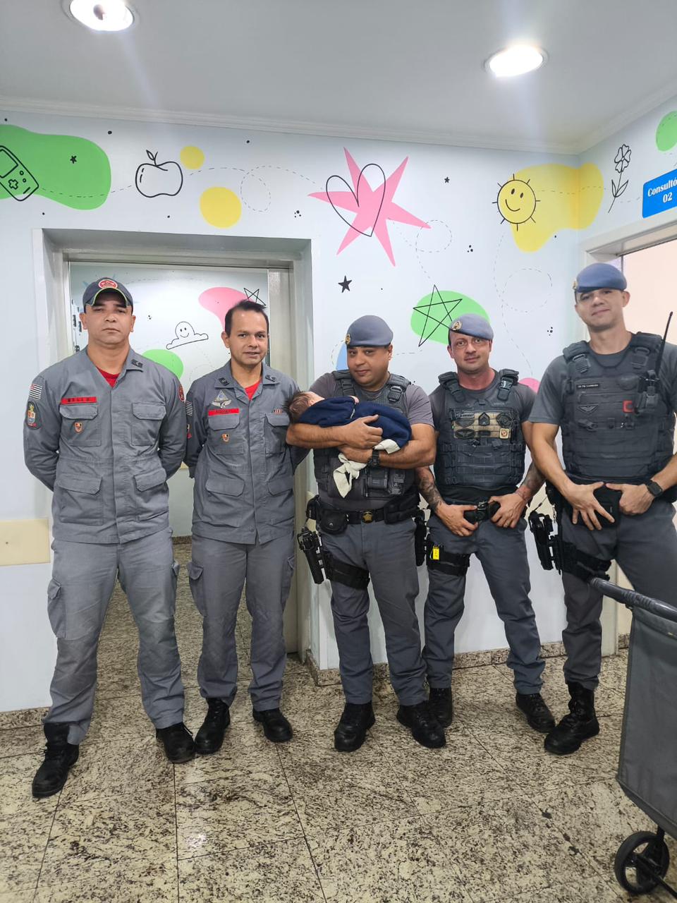 Bebê de 40 dias é socorrida por policiais militares após engasgar com leite materno em Limeira