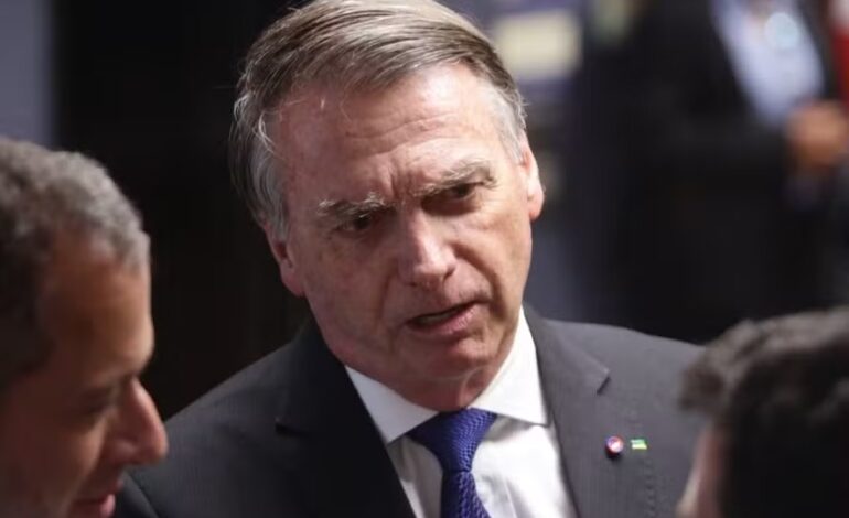 PF cumpre mandados na casa de Jair Bolsonaro, que usará tornozeleira