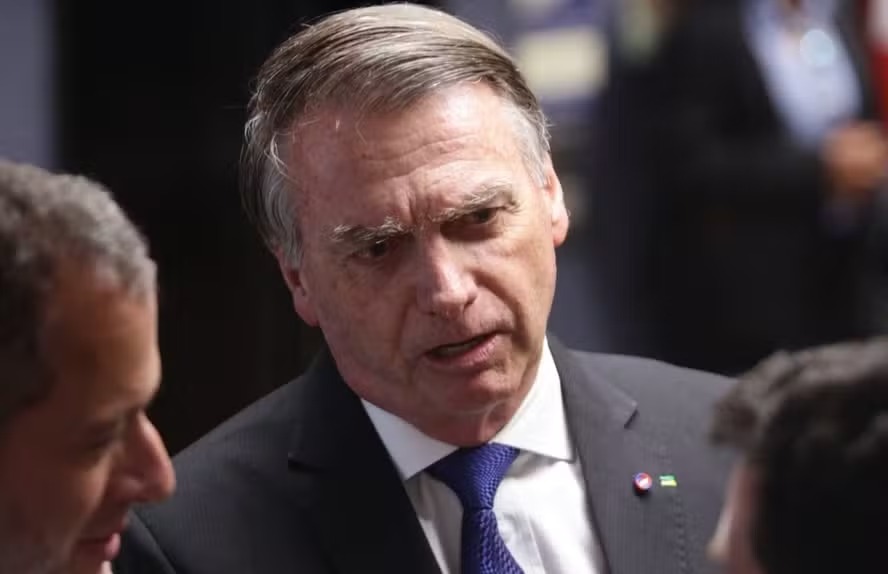 PF cumpre mandados na casa de Jair Bolsonaro, que usará tornozeleira
