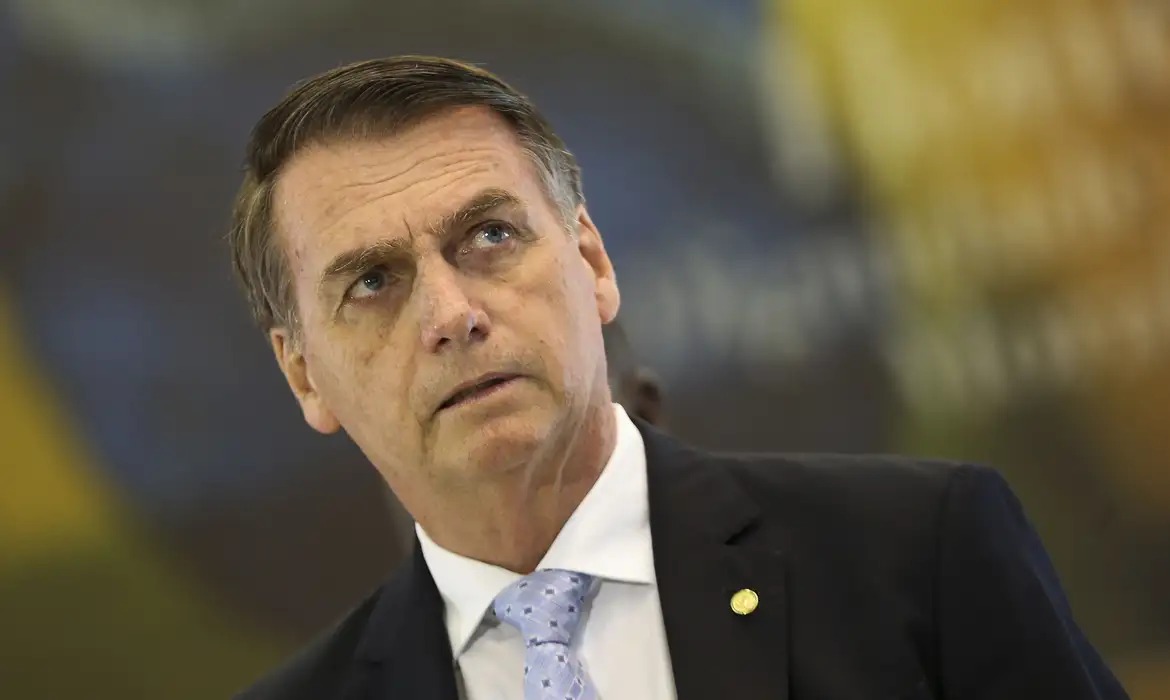 Moraes dá 24 horas para Bolsonaro explicar uso de redes sociais