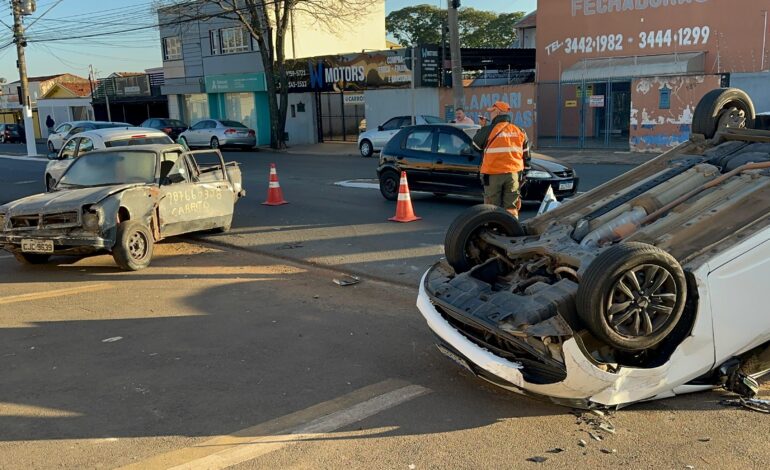 Veículo capota após colisão no Jardim Morro Azul, em Limeira