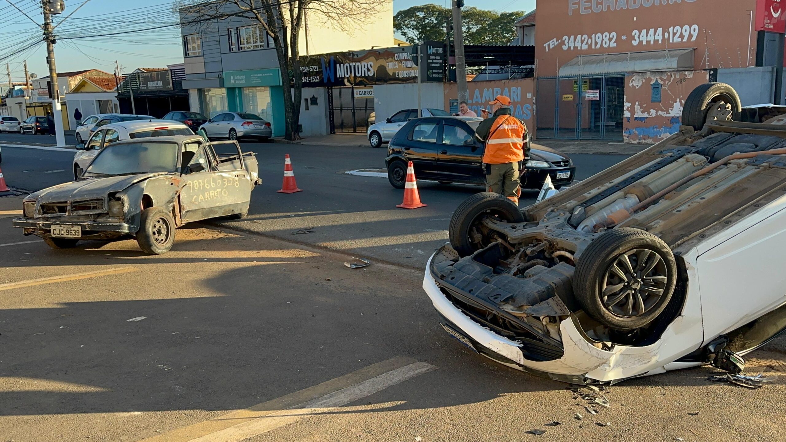 Veículo capota após colisão no Jardim Morro Azul, em Limeira