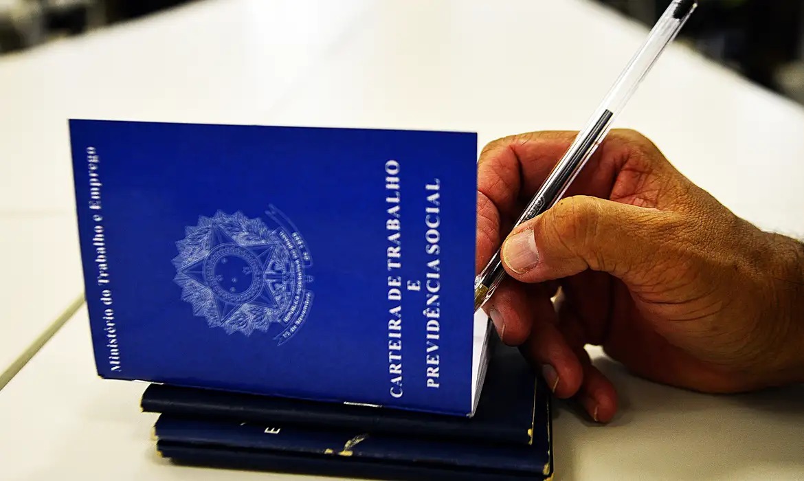 Desemprego cai para 5,8%, menor nível desde 2012