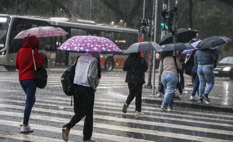 Norte e Sudeste devem começar semana com chuva forte, prevê Inmet