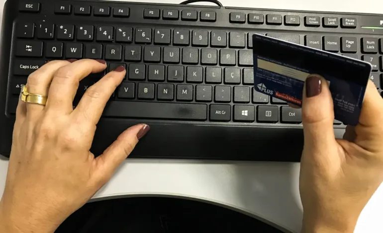 Juros do cartão de crédito pesam mais para famílias em fevereiro