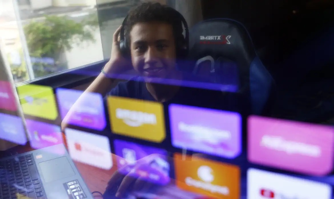 Câmara aprova urgência e deve votar regras para proteger crianças na internet