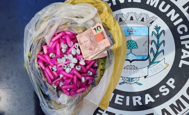 GCM faz apreensão de drogas no Simonetti; homem é preso e levado à delegacia