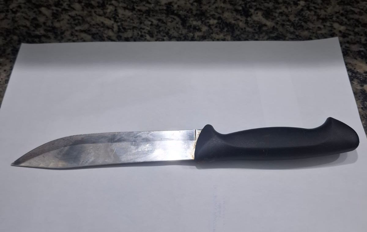 Homem é preso em flagrante após esfaquear dois jovens em condomínio de Limeira