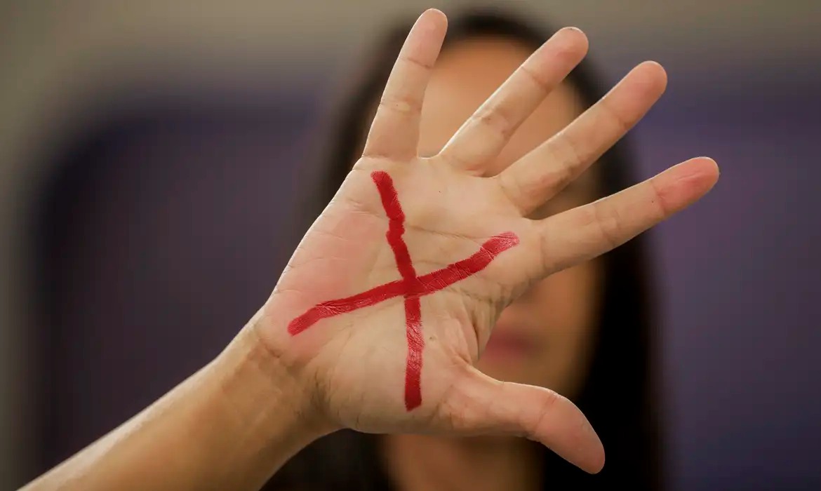 Mortes intencionais caem 5,4% no país em 2024; feminicídios sobem 19%