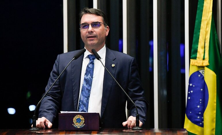 Flávio Bolsonaro aparece à frente de Lula em 2º turno pela primeira vez, aponta pesquisa