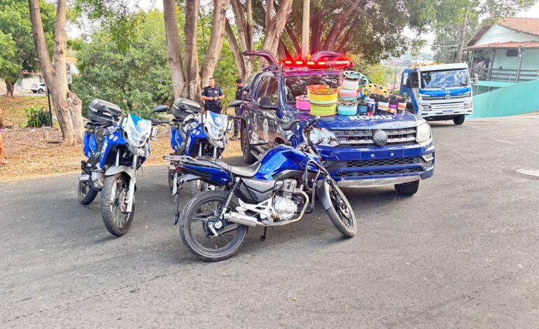 GCM apreende 27 carretéis de linha com cerol e motocicleta em operação no bairro Walter Peccinini