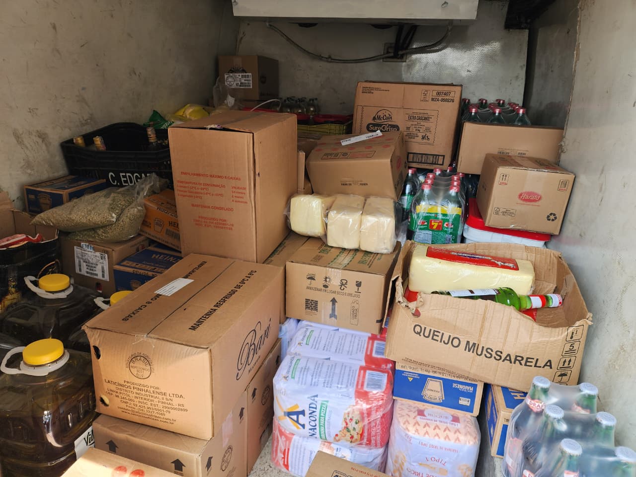 GCM apreende furgão com alimentos e bebidas alcóolicas em condições irregulares em Limeira