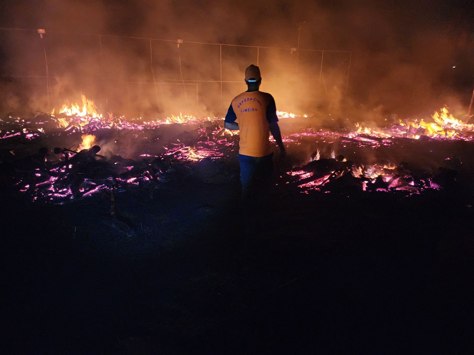 Incêndio mobiliza Defesa Civil às margens da Anhanguera em Limeira