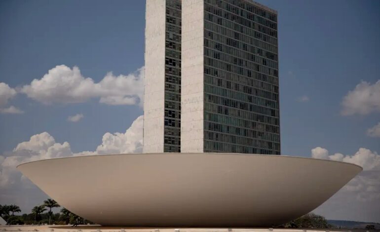 Câmara declara perda de mandato a 7 deputados e dá posse a substitutos