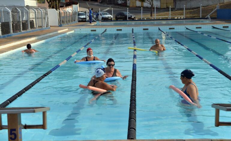 Prefeitura abre inscrições para aulas gratuitas de hidroginástica e natação para adultos