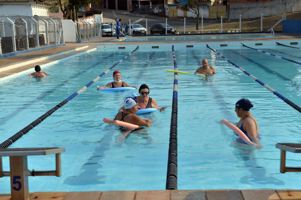 Prefeitura abre inscrições para aulas gratuitas de hidroginástica e natação para adultos