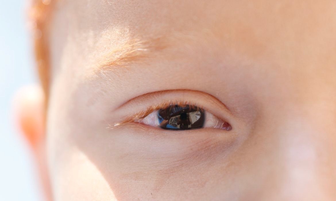 Cartilha sobre saúde ocular na infância orienta pais e professores
