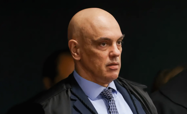 Em decisão, Moraes cita “eventual tentativa de fuga” de Bolsonaro