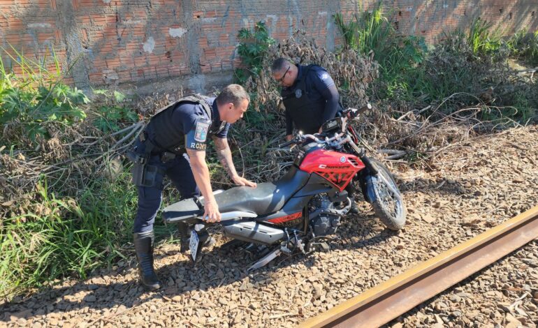 Motocicleta furtada é encontrada parcialmente desmontada próxima à linha férrea, em Limeira
