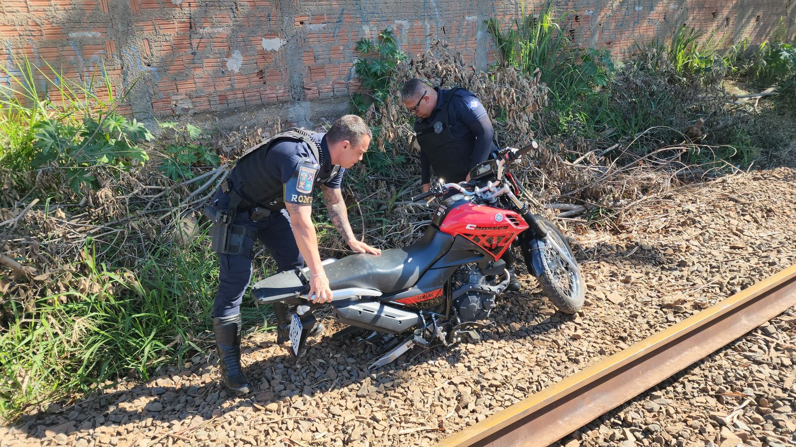 Motocicleta furtada é encontrada parcialmente desmontada próxima à linha férrea, em Limeira