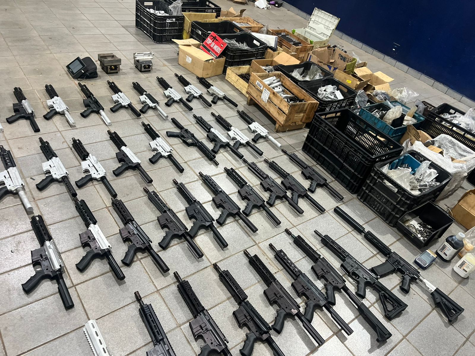 Polícia Militar e Polícia Federal desmantelam fábrica clandestina de armas em Americana
