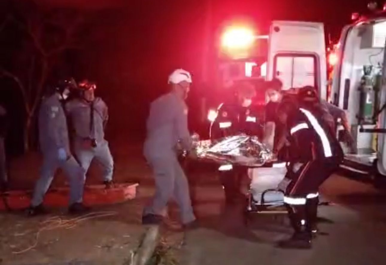 Corpo de Bombeiros resgata homem de barranco no Jardim Paineiras, em Limeira