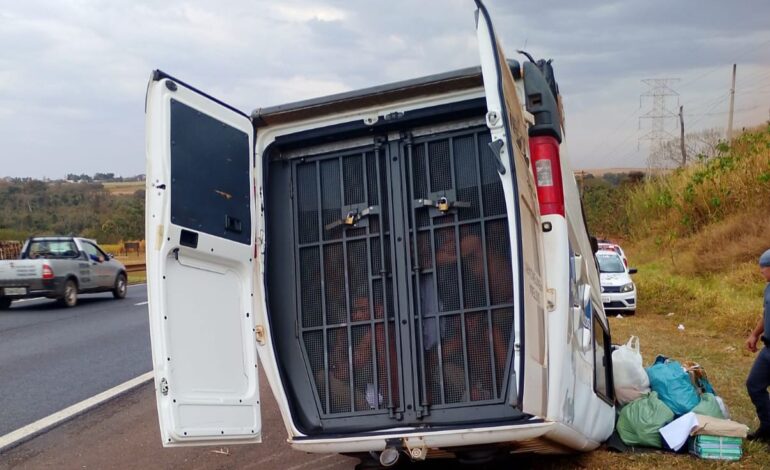 Veículo com oito detentos capota na Rodovia Anhanguera em Araras