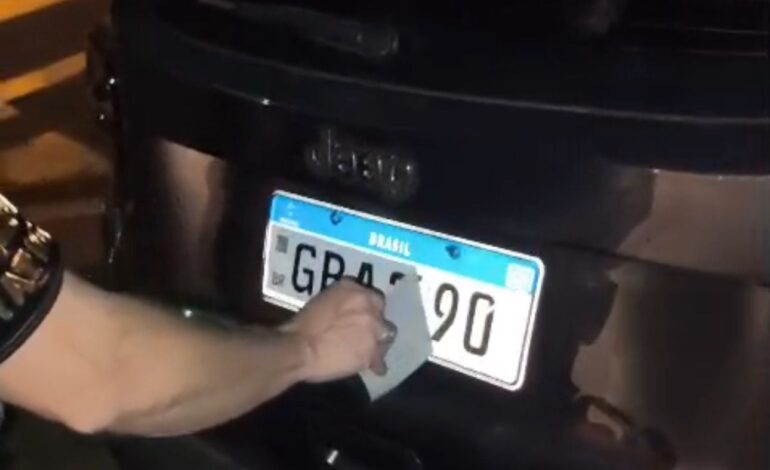 Jeep roubado é apreendido pela PM com placa adulterada após perseguição na Anhanguera
