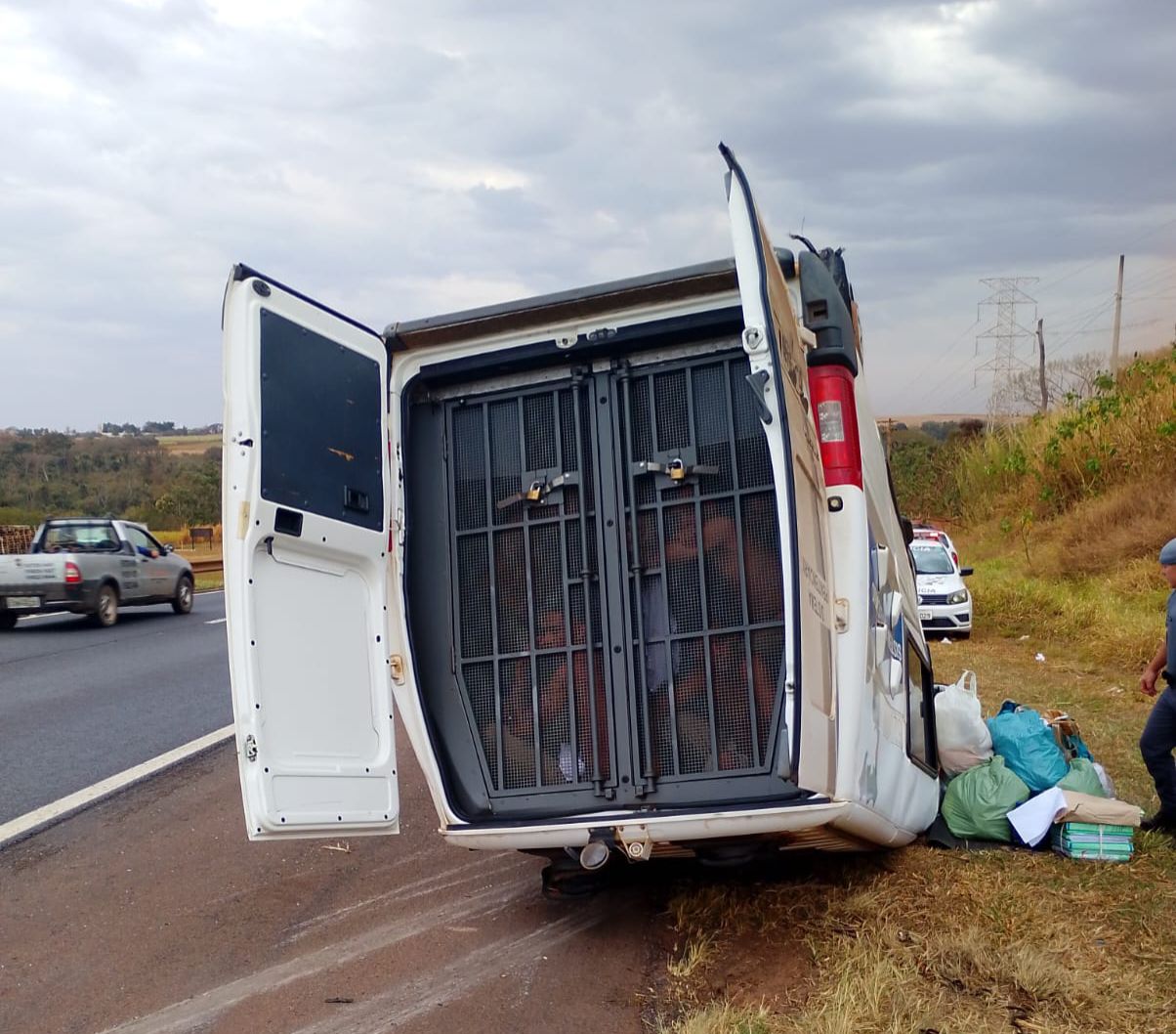 Veículo com oito detentos capota na Rodovia Anhanguera em Araras