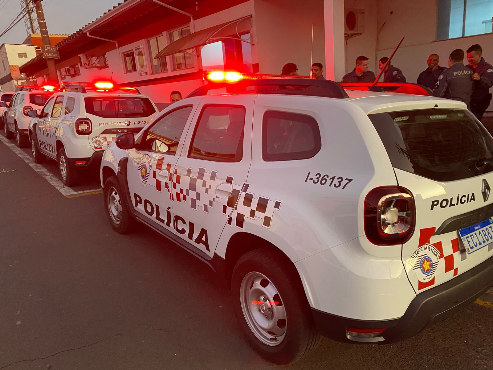 Médico persegue esposa com martelo, é preso em flagrante e liberado após fiança, em Limeira