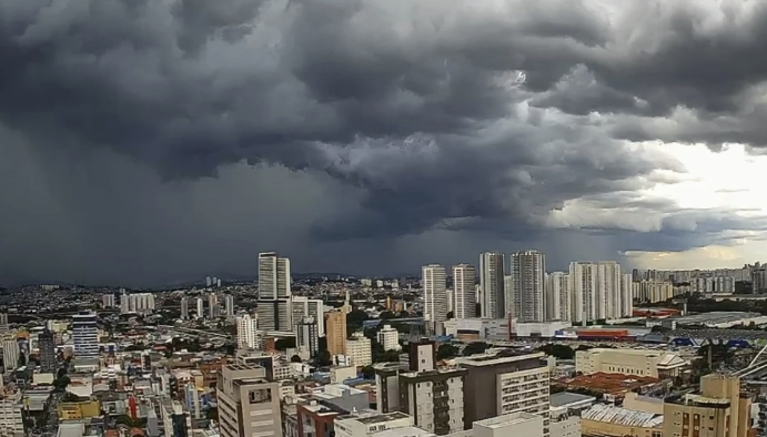 Defesa Civil emite alerta extremo pela primeira vez via celular para São Paulo após chuva intensa