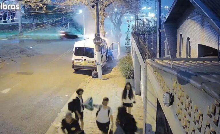 Van escolar tem falha mecânica, colide em árvore e pega fogo em Limeira; crianças são salvas a tempo