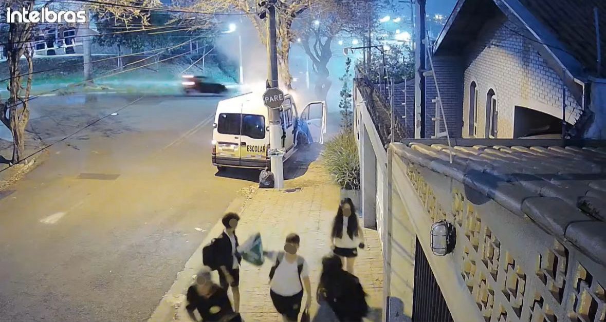 Van escolar tem falha mecânica, colide em árvore e pega fogo em Limeira; crianças são salvas a tempo